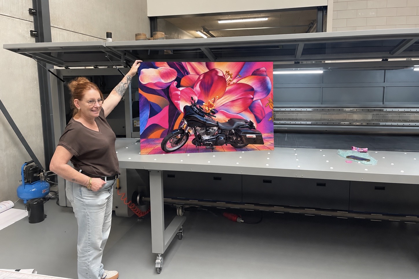 Barbara zet deze keer haar eigen Harley-Davidson in de spotlights! Met knallende kleuren en gedrukt op hoogwaardig acrylglas. Want waarom zou je je motor alleen in de garage bewonderen?